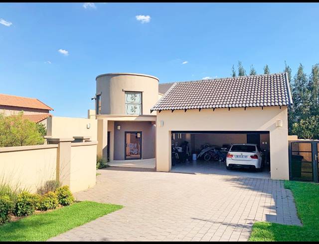 BEDROOM HOUSE FOR SALE IN MIDSTREAM ESTATE